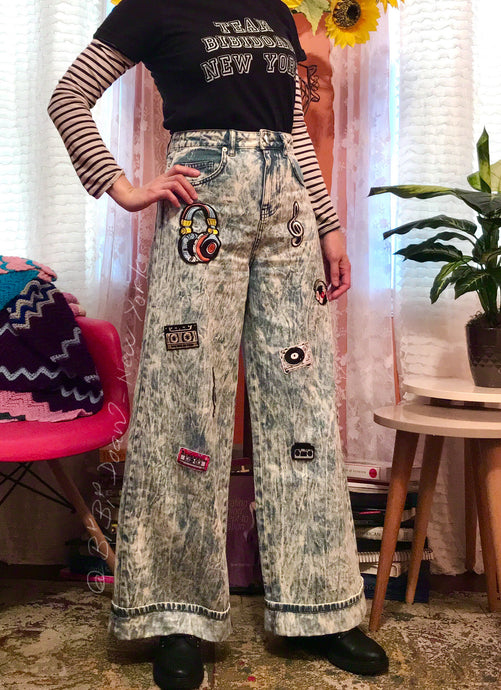 Music icons embroidery patches wide legs jean in acid wash